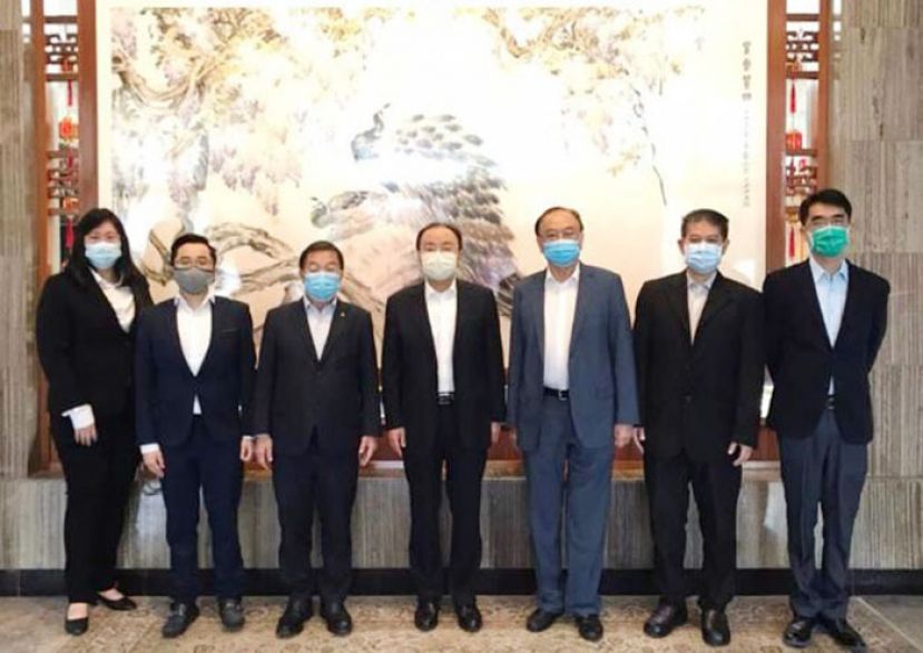 中国驻马大使欧阳玉靖(中)与行动党主席陈国伟(左3)等人合影。