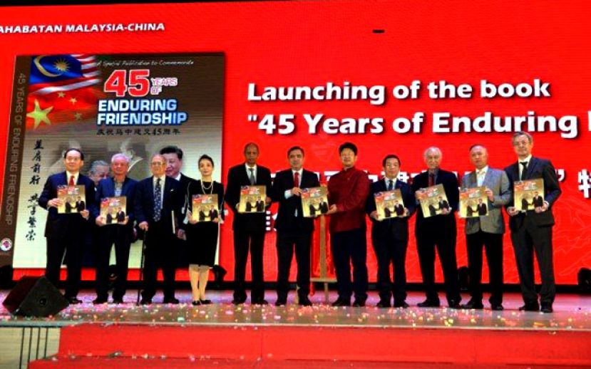  &ldquo;马中友好之夜&rdquo;晚宴上，嘉宾们共同推介纪念特刊，左起为马中友好协会副会长丹斯里陈炎顺、马中友好协会署理会长丹斯里古润金、马中建交功臣敦曾永森、中国人民对外友好协会东亚工作部副主任朱丹、马中友好协会会长拿督马吉德、交通部长陆兆福、中国驻马大使白天、马来西亚对华特使陈国伟、马中友好协会永久名誉会长陈凯希、马中友好协会副会长拿督陈志勇和马中友好协会秘书长陈景岗。