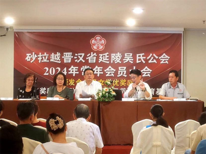 左起名誉顾问兼奖励金赞助人吴范雪英、副财政吴木兰、会长拿督吴新贤、秘书长吴得瑜、教育主任吴亚镇。