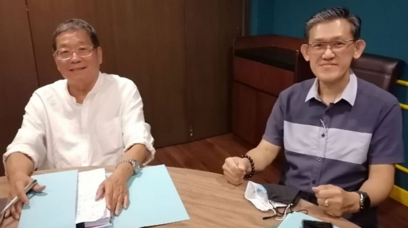  砂资深政治人物拿督邓伦奇（左）赞坊间社险福利觉醒推手薛华东（右）一再助民突破社险索赔纪录。