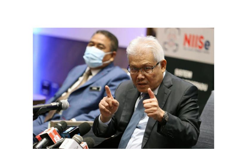 韩沙再努丁（右）与沙拉瓦南召开新闻发布会。