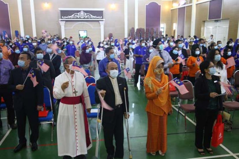 陈赛明出席砂《国家团结计划行动蓝图2021-2025》听证会后，与出席者一起挥舞国旗。