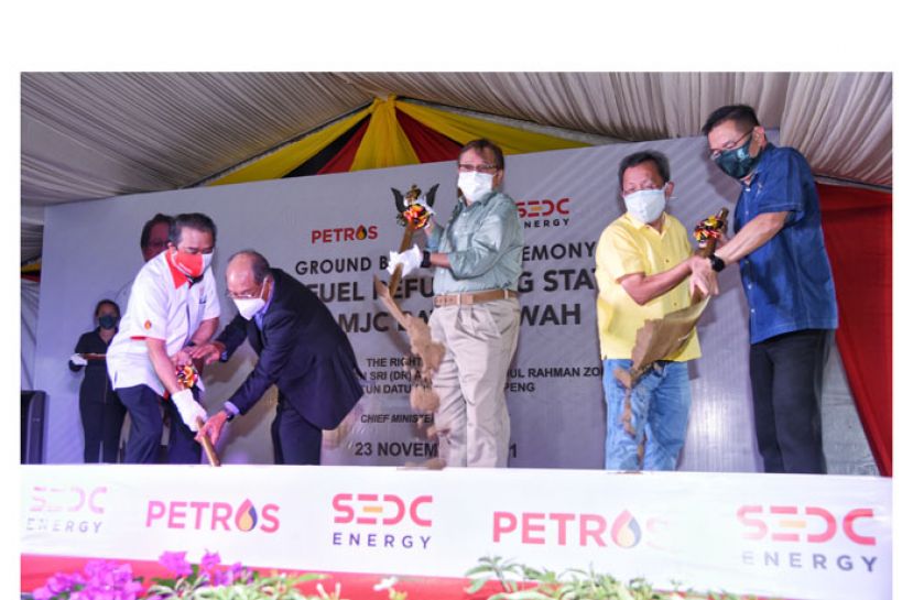 砂首长拿督巴丁宜丹斯里阿邦佐哈里（中）为石角新市镇PETROS多燃料补给站主持动土礼。