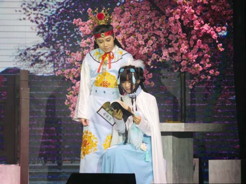 锺洁希饰演林黛玉，与男主角林霆坚发挥得淋漓尽致。