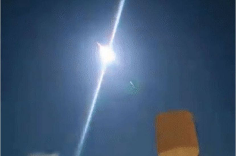 小行星撞击大气层瞬间。