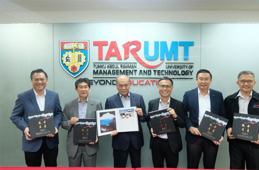 左起，拉曼理工大学理事会成员王景松，鄭浩千教授，拉曼理工大学理事会主席兼拉曼理工大学校友理事会主席丹斯里陈广才，李仕伟教授，拉曼理工大学校友理事会副主席陈志坚工程师，石家裕副教授。