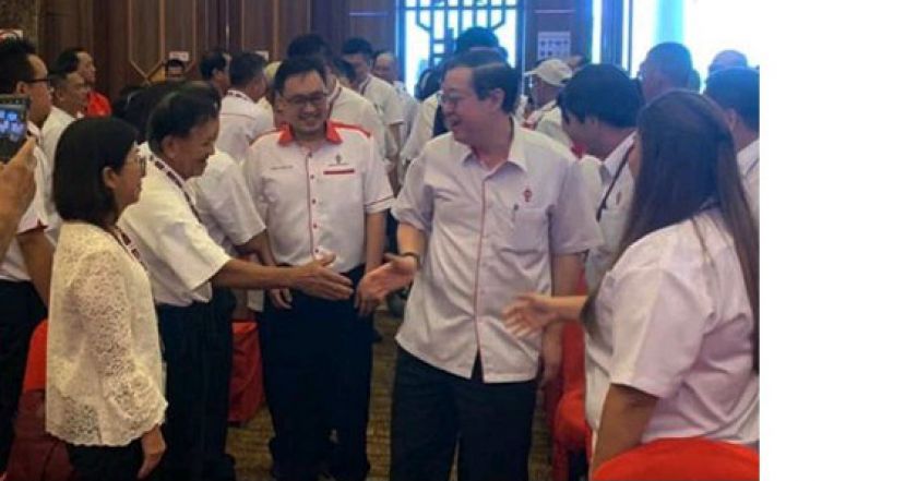 林冠英出席砂行动党年度大会，与党员干部握手寒暄。起左为该党砂州主席张健仁。