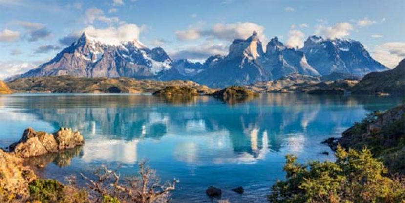 秘鲁气候变迁，安第斯山顶峰冰消融一半。