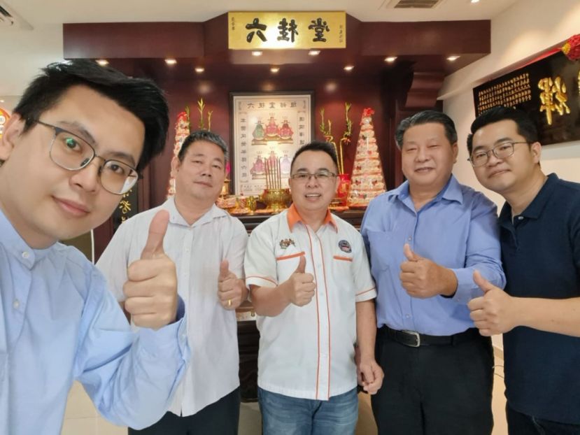 中砂六桂堂主席江宗兴（右2）联袂秘书江邦忠（右1）、青年团署理团长江邦发（左1）礼貌拜访总会秘书拿督汪爱泉（左3）、财政洪金发。