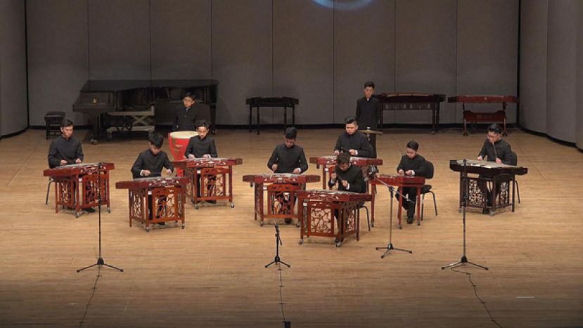 何康伟音乐与艺术学院学生何老师齐奏扬琴。