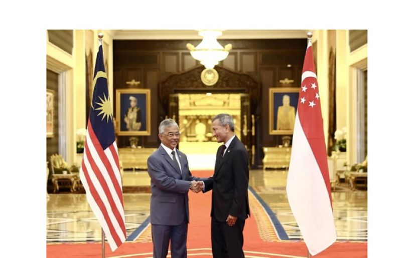 国家元首苏丹阿都拉陛下(左)与新加坡外长维文握手言欢。