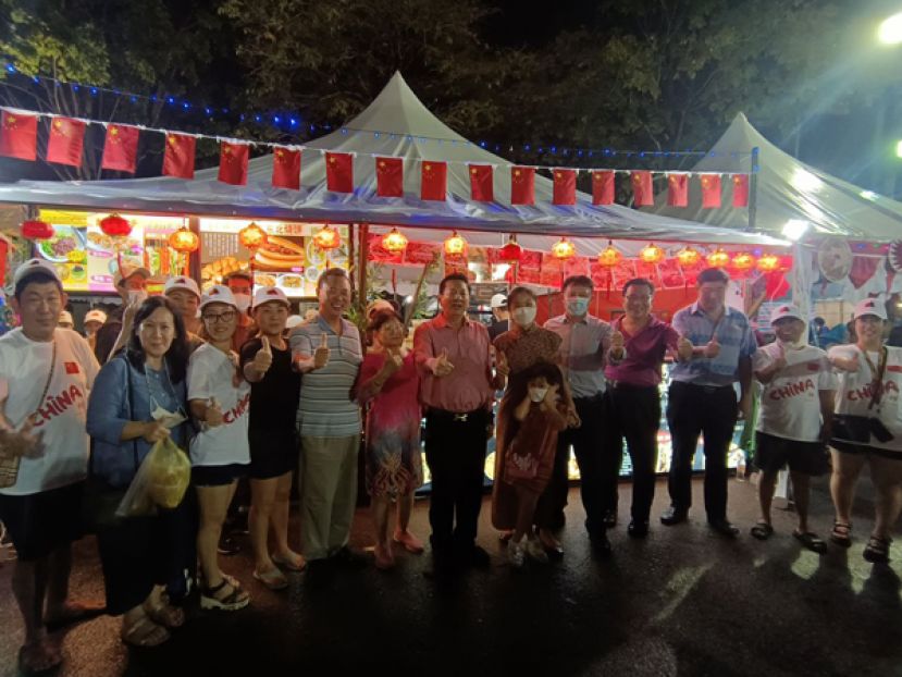 晋汉连省华总署理会长拿督王长福（前排左七）与古晋海南公会副主席张光福（左五）与中国驻古晋总领馆邵笑领事（右六）及尹万舟领事（右五）及出席者合照。