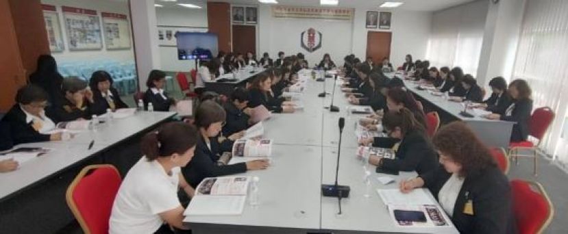 晋汉连省华总妇女组主任张慧娇（中）在主持第16届（2022-2025）妇女组会员大会时摄。