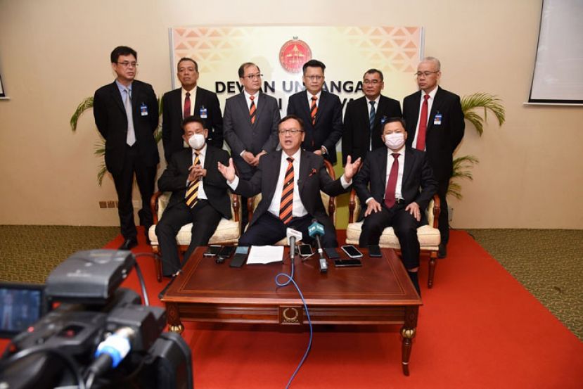 罗克强（中）在砂立法议会媒体室召开新闻发布会。