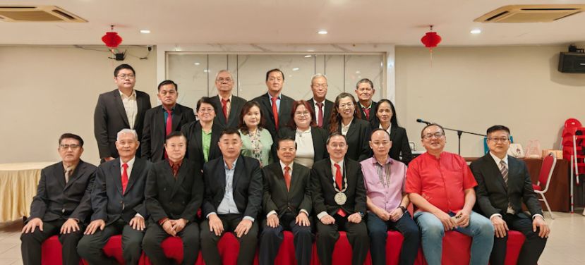 砂拉越南阳叶氏宗亲会第十一届（2026－2027年度）理事会举行就职典礼，全体新届理事与嘉宾合影留念。   