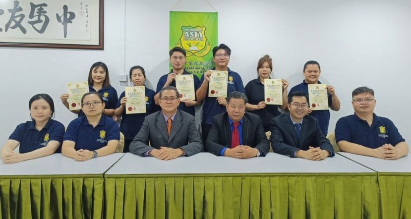 砂医总会长江宗兴（右3起）、考官高孔华与亚洲中医技职学院应考学员们合影。