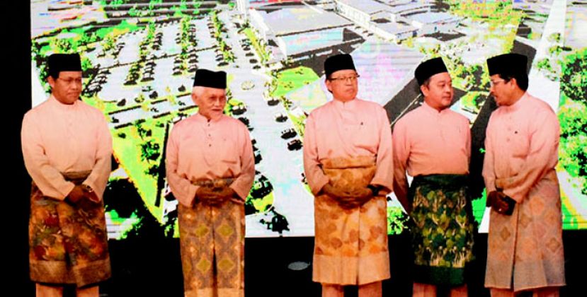 砂拉越元首敦泰益玛目（左二）与砂首长拿督巴丁宜阿邦佐哈里（左三）及砂拉越伊斯兰团结联合组织丹斯里阿都阿兹（右二）欣赏砂拉越伊斯兰团结联合组织新会所蓝图短片。