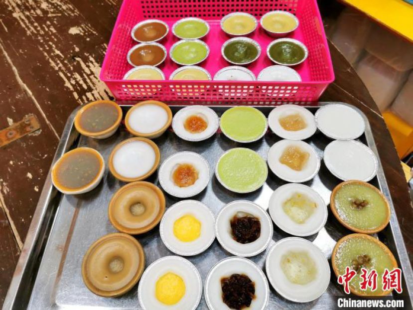 传统口味和新式口味的钵仔糕。