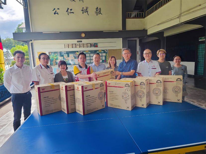 三小校友会秘书甲必丹杨国宗（右四） 代表校友们赠送16台电风扇于母校 校长黄玉祥（左四）,由古晋中华小学 校董会主席拿督蔡文铎律师和三小 校友会主席张慧娇校友见证。右起:郑国瑛副校长、杨谦皓校友、三小监学窦国光校董。左起，王钟贤校友、校董会副主席郑文发校董、田美丽校友。