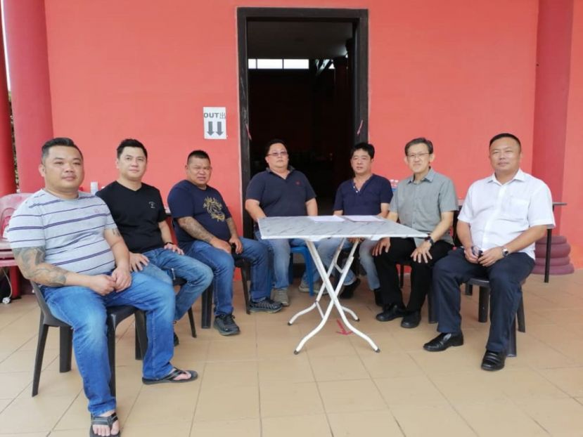 古晋毕打拿忠福宫广泽尊王庙杯华语歌唱争霸赛筹委会主席张荣华（中）连同筹委公布歌赛详情；右起为甲必丹陈国璋、薛华东、大会主席许义华；左起刘郁淇、马可倧、谢亚烈。