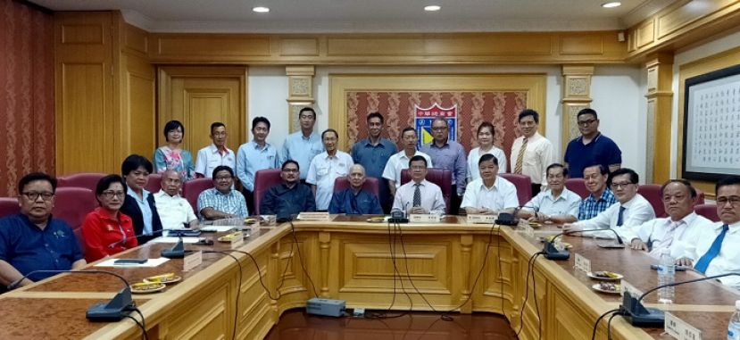   美里六商会代表参加联署后合摄。