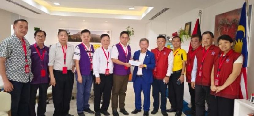 南砂区免费装置义肢慈善活动筹委会联合主席兼紫辉阁阁长与东马德联会署理会长蔡岷谷阁长（左六）及身兼砂德联总会会长暨紫川阁阁长的天猛公郭翼升（右五），前日下午带领筹委会领导及各友阁阁长拜访副总理拿督阿玛沉桂贤医生邀请他于十一月十四及十五日，分别为斯木省及晋汉连省二区主持义肢移交仪式。左五起为紫河阁阁长李清泉、筹委秘书兼紫辉阁总务彭国良、紫戊阁阁长官锦镇、石角紫谦阁署理阁长张泉清。右一起为Donna Goh、紫川阁署理阁长郑日煌、杨蒲平及伦乐济乐社副社长刘旗华。
