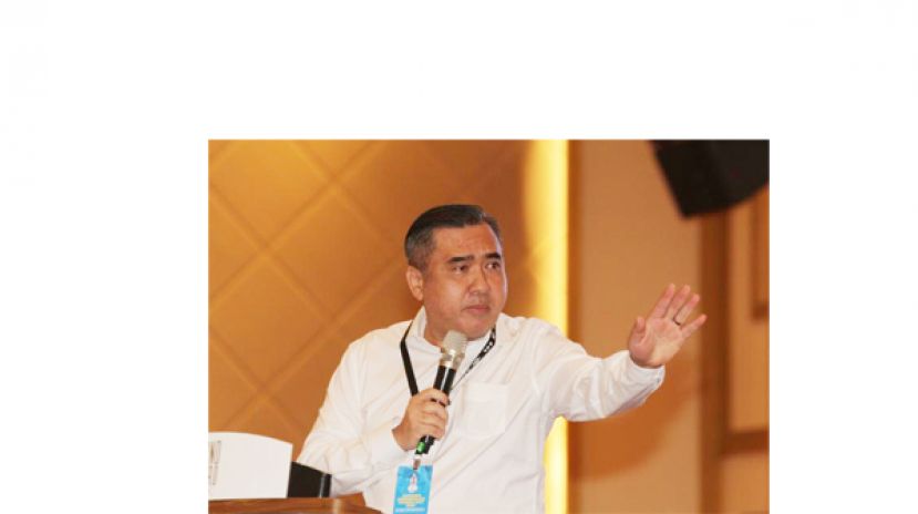交通部长陆兆福。