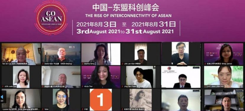华总会长丹斯里吴添泉（第一排左一）在中国&mdash;东盟科创峰会论坛线上开幕仪式上致词，参与者包括许达维（第一排左二）及李泰康（第二排右二）等众嘉宾。