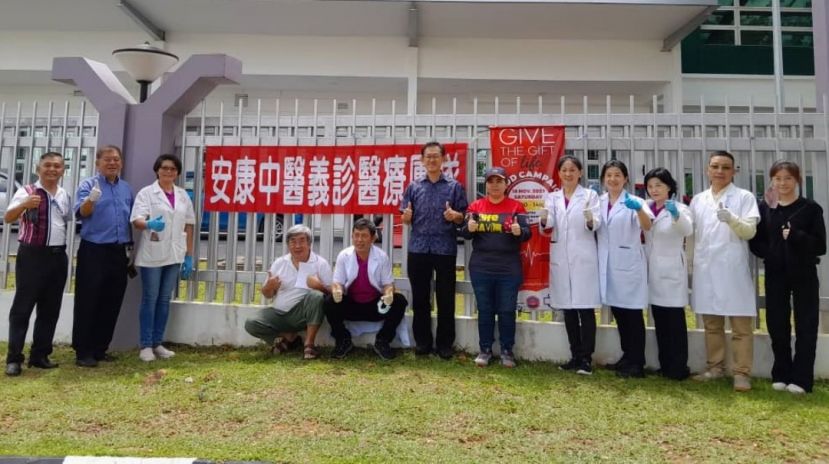 薛华东（左6起）与在砂医院捐血血库中心义诊的安康国际医师们合影。
