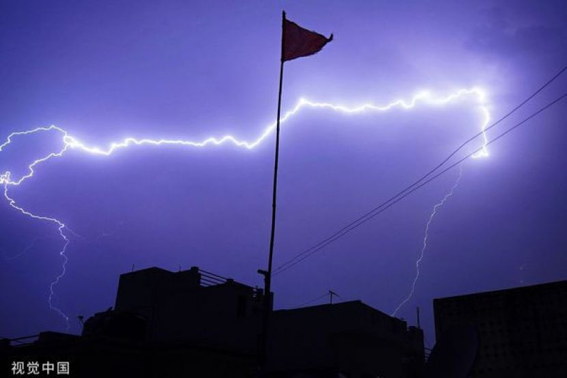 印度有20人在26日的强降雨中因雷击而死。