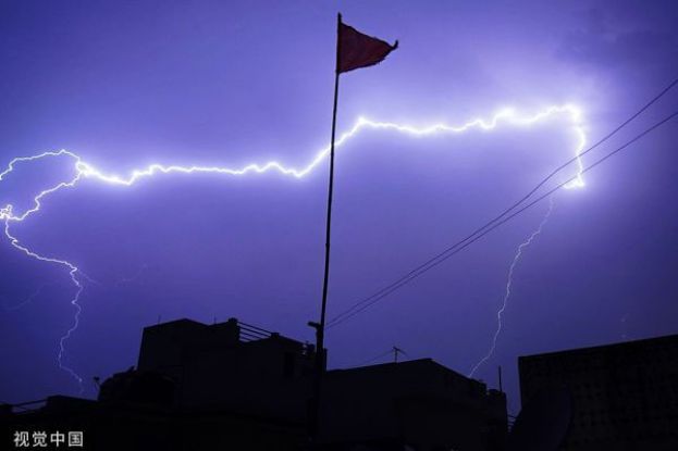 印度有20人在26日的强降雨中因雷击而死。