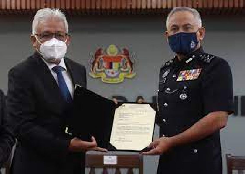 内政部长拿督斯里韩查再努丁（左）移交委任状予拿督斯里阿克里沙尼（右）。