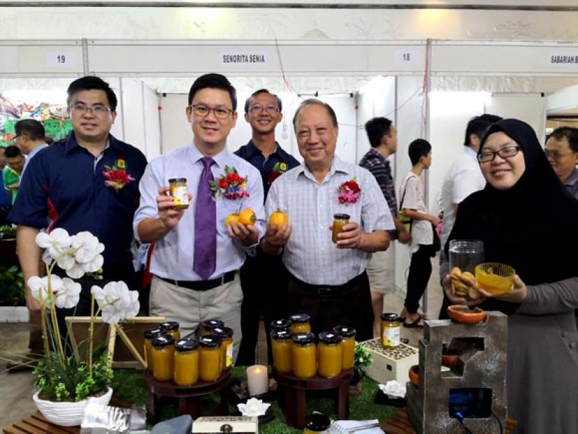 土著女商人诺扎娜哈密(右一）利用本地特产的黄金茄（又称酸瓜或拉子茄）制作成果酱，邀请诗巫中华总商会青商团许鲁旭、国会议员林财耀及许如湘(左起）品尝。