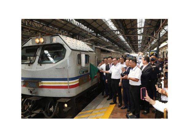 陆兆福挥主持铁路货车启动仪式，前排右起为大马铁道公司总执行长拿督拉尼、中国驻马大使馆公使唐锐、陆兆福及中远海运集运(马)有限公司董事总经理宋明志。