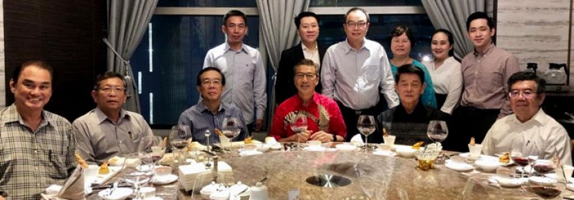 前排左至右为;前留台总会长郑玉辉，留台总署理会长洪进兴，大马医药协会资深委员林少华医生，廖中莱，人联教育局主席陈冠勋，饶仁律师。后排左1至3为;留台总秘书彭庆和、拿督黄任远以及人联教育局委员黄振渊。