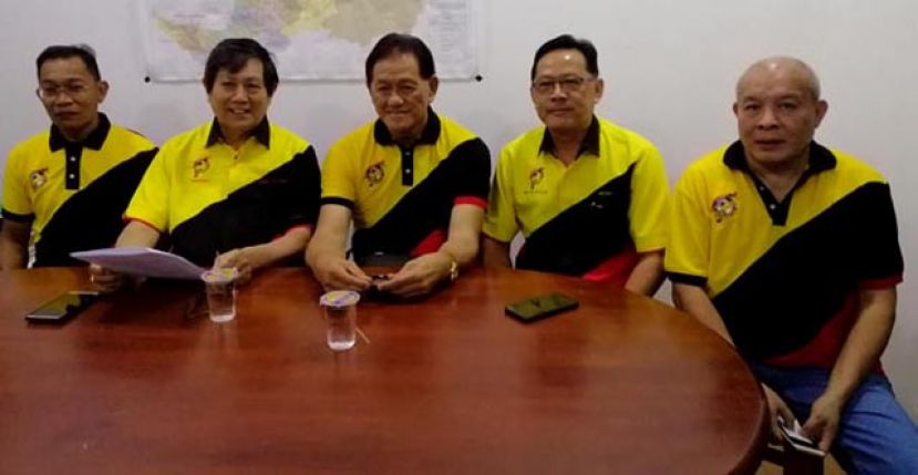 肯雅兰全民党主席温利山律师（左二）召开新闻发布会时摄。