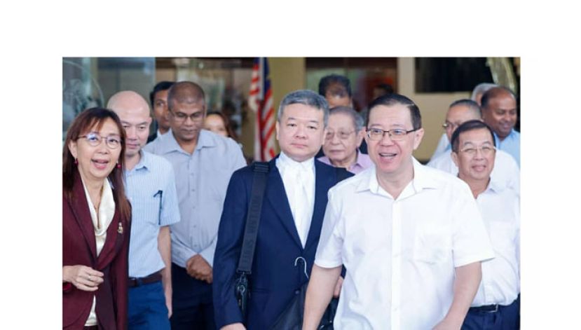 林冠英脸露笑容，在一众行动党领袖陪同下离开法庭。