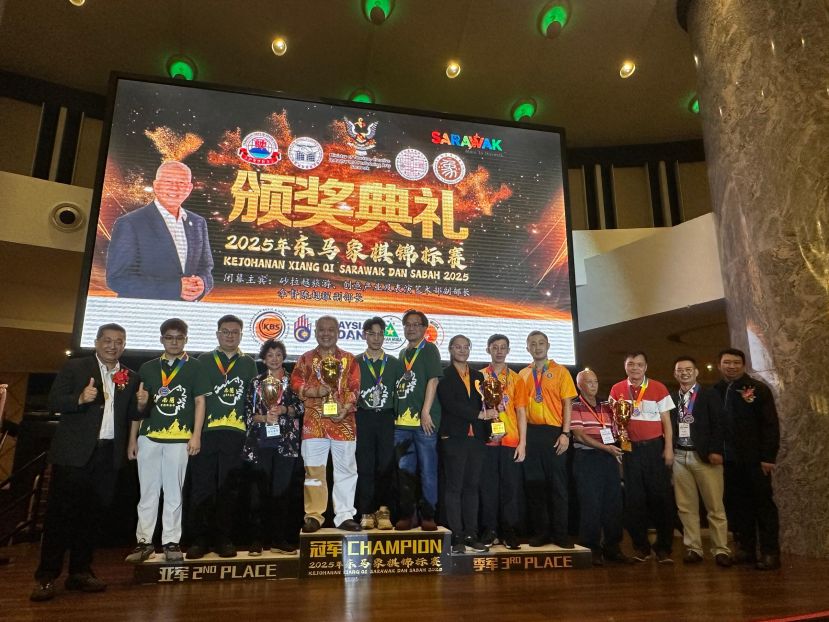 主宾代表施志豪（左1）及赛会筹备主席郑良国（右1）等人的陪同下，在颁发男子公开团体奖项后，与得奖者合影。中为冠军组别南兰A代表。