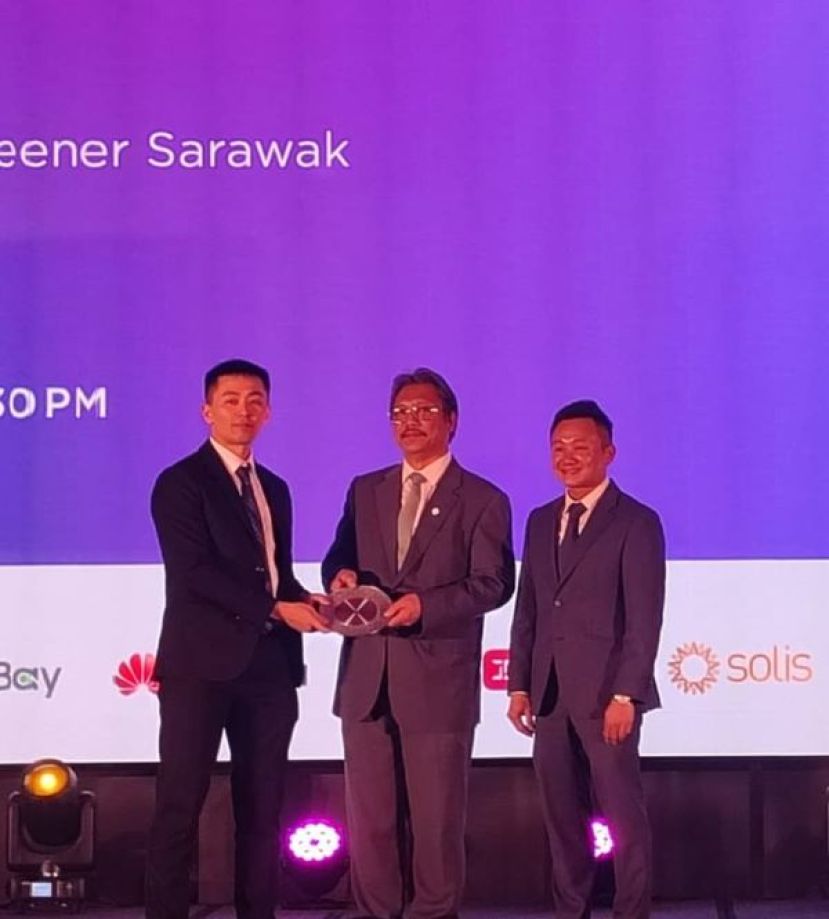  Solarvest 执行董事兼首席战略官刘骐英(左)赠送纪念品予主宾拿督哈兹兰时影。右为执行董事兼常务董事林敬修。
