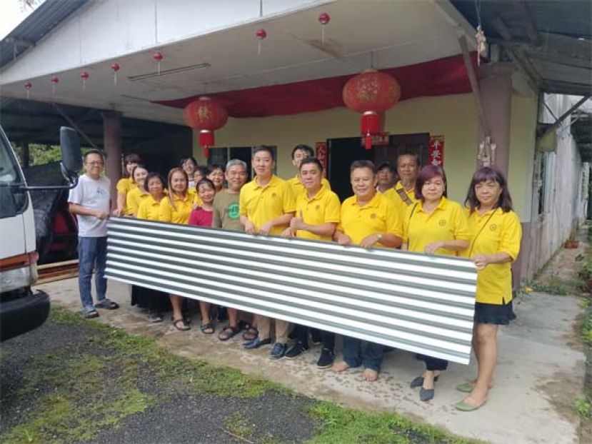 人联党石隆门支部主席张毓伦（右五）与团队代表支部象征性移交捐赠的建材，以协助身障人士家庭修缮破旧住屋，改善居住环境。