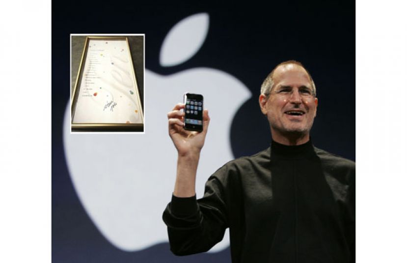 已故苹果公司执行长贾伯斯留下的历史物件，人们争相竞拍。小图为贾伯斯签名奖牌。