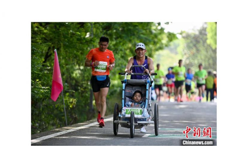 罗书坚带着儿子跑马拉松。