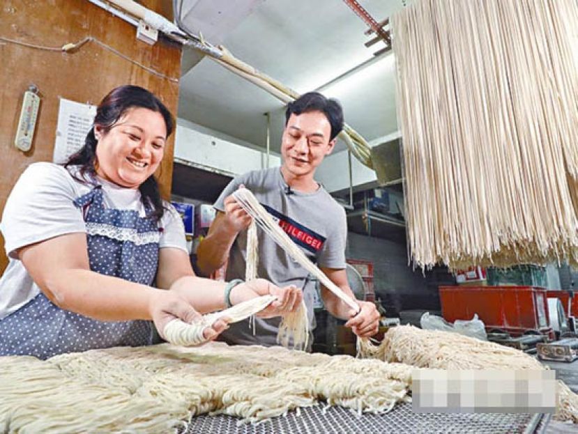 苏保强跟太太邝宝英接手精华制面厂已接近三年。