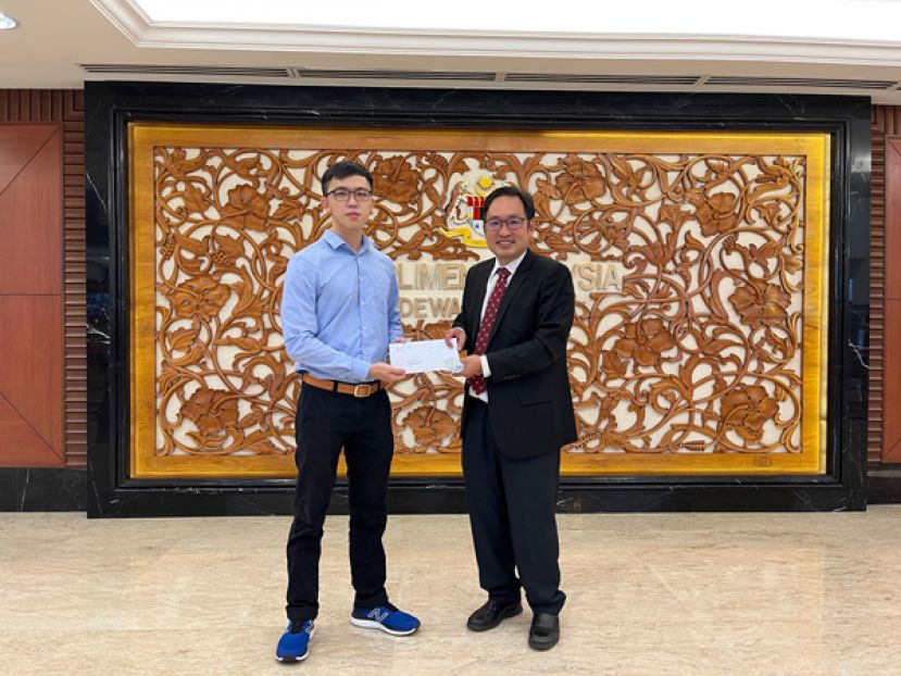 实旦宾区国会议员兼浮罗岸区州议员张健仁（右）移交李氏基金会的奖学金支票给这名来自砂拉越的学生。