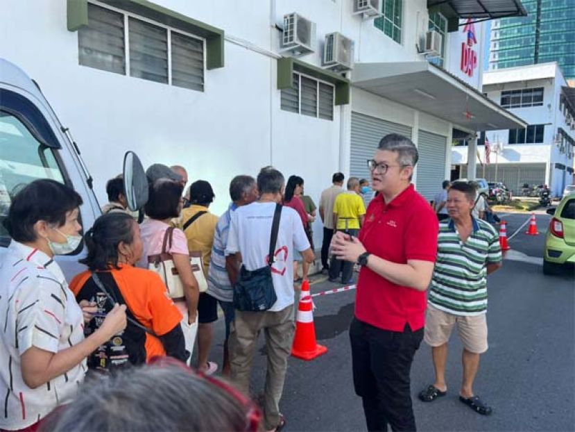 古晋市国会议员俞利文与民众寒暄时摄。