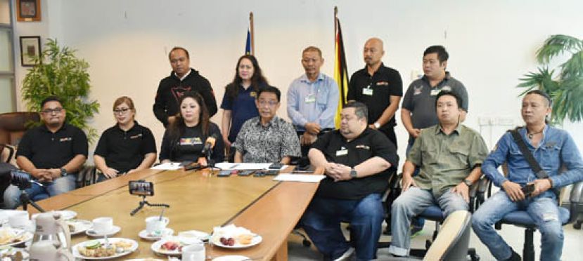 旅游、艺术、文化、青年与体育部部长拿督阿都卡林韩沙（前排左四）与砂拉越摩托车协会召开新闻发布会。