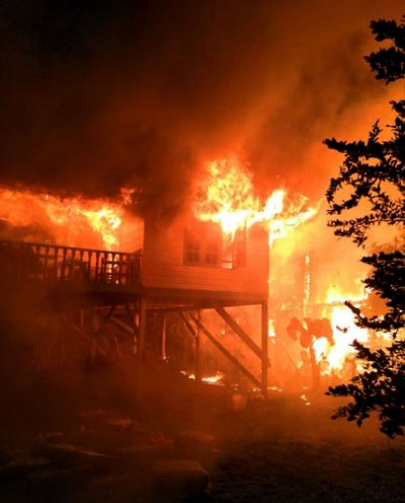 德古幸运村南路凌晨发生大火，烧毁3 间木屋。