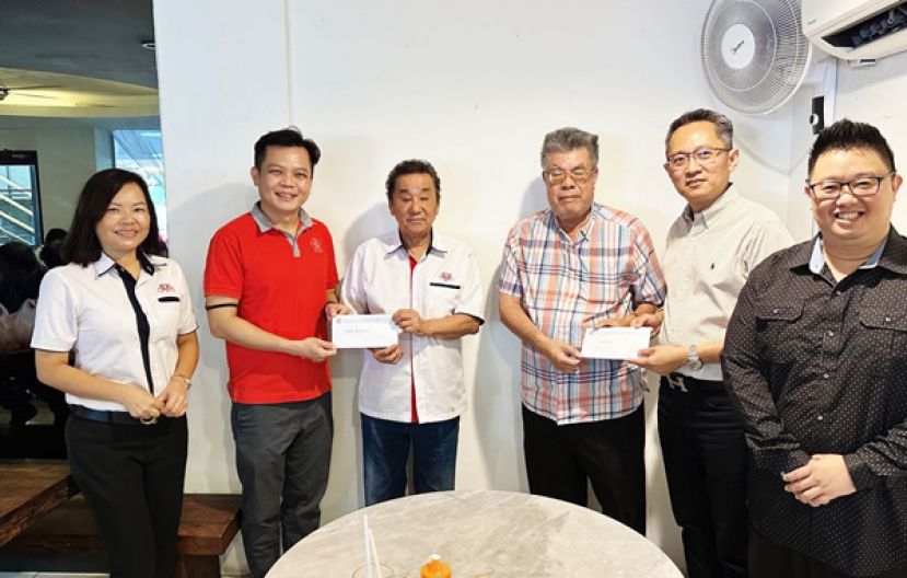 左起第一副会长张慧娇、本会会长朱承褡、名誉顾问黄张金发、刘文候校友、署理会长兼筹委会主席甲必丹杨国宗校友、财政田烈华校友。