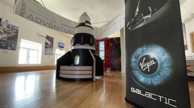 位于新墨西哥州的维珍银河游客中心有玩具火箭展出。