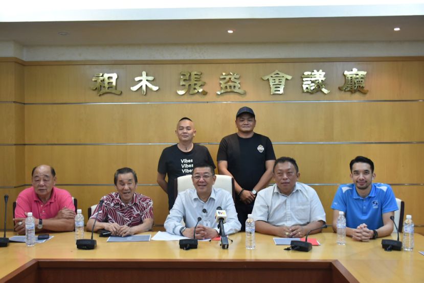 古晋福建公会会长黄良杰（坐者中）与众人摄于新闻发布会，左起为公会财政兼庙寺管理委员会副主席吴祖姜及署理会长兼庙寺管理委员会主席黄张金发；右起为青年团团长黄惟玄及公会副产业甲必丹陈德明。